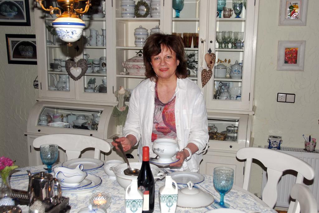 Romantikzimmer Im Antiquariat Sonnschied Oda fotoğraf