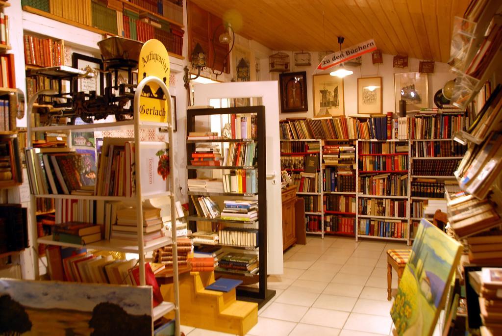 Romantikzimmer Im Antiquariat Sonnschied Oda fotoğraf